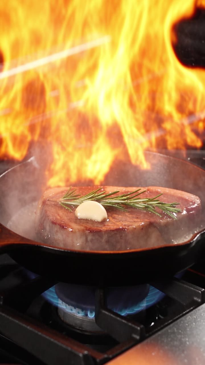 A moment from the finished cast-iron pan 3D ad